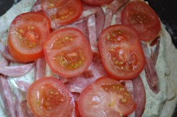 Мясная пицца с белым соусом в мультиварке