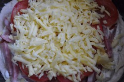 Мясная пицца с белым соусом в мультиварке