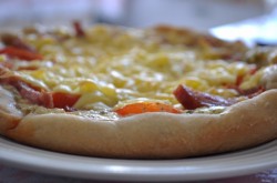 Мясная пицца с белым соусом в мультиварке