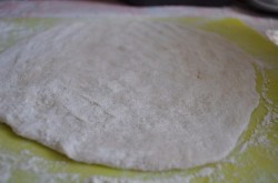 Мясная пицца с белым соусом в мультиварке