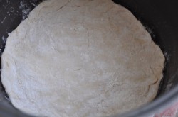 Мясная пицца с белым соусом в мультиварке