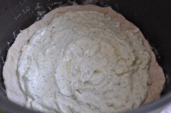 Мясная пицца с белым соусом в мультиварке