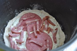 Мясная пицца с белым соусом в мультиварке