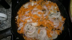 Мясная сборная солянка с картошкой морковью горошком - шаг 2