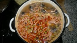 Мясная сборная солянка с картошкой морковью горошком - шаг 6