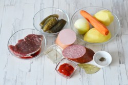 Солянка классическая с картошкой и колбасой