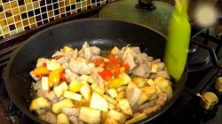 название картинки Мясной пирог на подушке из картофельного теста