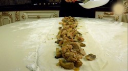 название картинки Мясной пирог Улитка с курицей и грибами