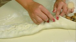 название картинки Мясной пирог Улитка с курицей и грибами