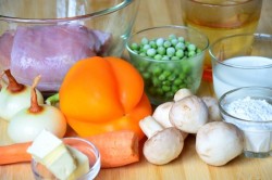 Мясной пирог в горшочке