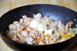 Мясной пирог в горшочке