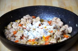 Мясной пирог в горшочке