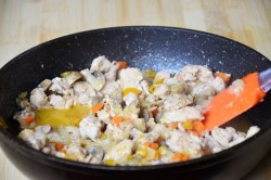 Мясной пирог в горшочке