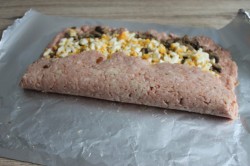 Мясной рулет из фарша с начинкой в духовке