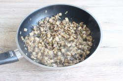 Мясной рулет из фарша с начинкой в духовке