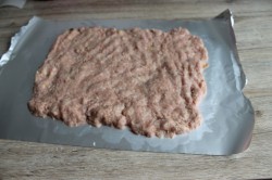 Мясной рулет из фарша с начинкой в духовке