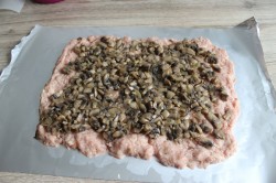 Мясной рулет из фарша с начинкой в духовке