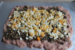 Мясной рулет из фарша с начинкой в духовке