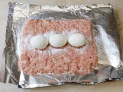 название картинки Мясной рулет из фарша с яйцом в духовке