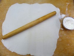 Мясной рулет в слоеном тесте - шаг 6