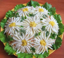 название картинки Мясной салат Ромашка из свинины с сыром и яйцом
