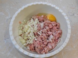 название картинки Гнезда с фаршем и грибами в духовке