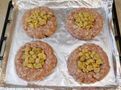 название картинки Гнезда с фаршем и грибами в духовке