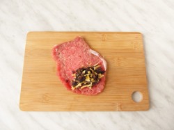 название картинки Рулетики из свинины с начинкой в духовке