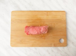 название картинки Рулетики из свинины с начинкой в духовке