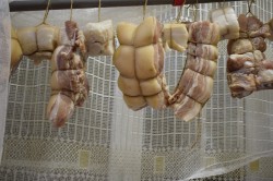 название картинки Мясо горячего копчения в коптильне в домашних условиях