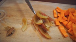 Мясо говядины в сливово-яблочном соусе