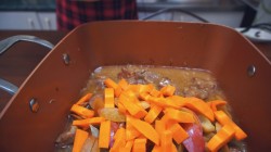 Мясо говядины в сливово-яблочном соусе