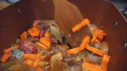 Мясо говядины в сливово-яблочном соусе