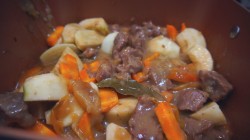 Мясо говядины в сливово-яблочном соусе