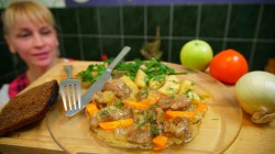 Мясо говядины в сливово-яблочном соусе