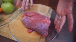 Мясо говядины в сливово-яблочном соусе