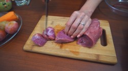 Мясо говядины в сливово-яблочном соусе