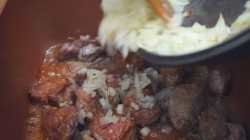 Мясо говядины в сливово-яблочном соусе