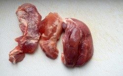 название картинки Мясо жареное с луком на сковороде