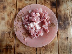 название картинки Мясо жареное с луком на сковороде