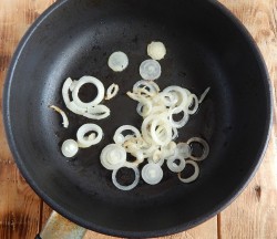 название картинки Мясо жареное с луком на сковороде