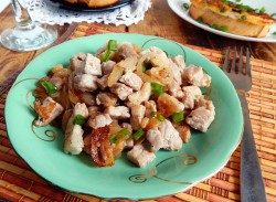 название картинки Мясо жареное с луком на сковороде