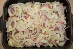 Мясо по французски классически в духовке с картошкой