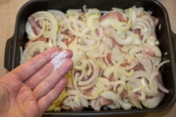 Мясо по французски классически в духовке с картошкой