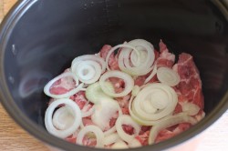 название картинки Мясо по-французски в мультиварке с картофелем