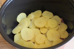 название картинки Мясо по-французски в мультиварке с картофелем