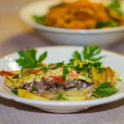 Мясо по французски из свинины с помидорами и картошкой