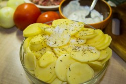 Мясо по французски из свинины с помидорами и картошкой