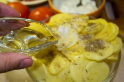 Мясо по французски из свинины с помидорами и картошкой