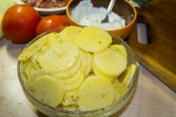 Мясо по французски из свинины с помидорами и картошкой